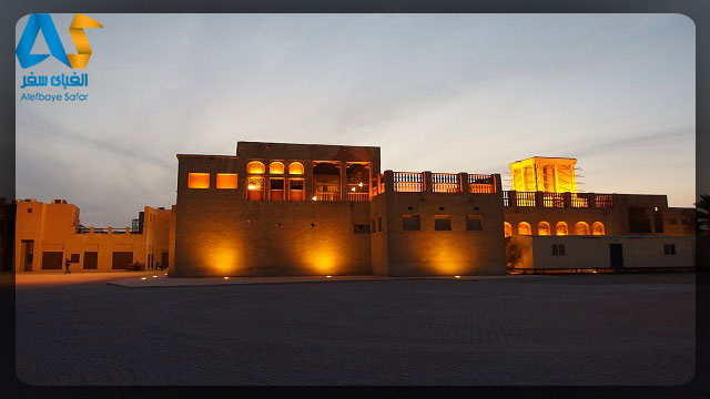 خانه اي قديمي و زيبا در روستاي بور دبي در غروب آفتاب و چراغ هاي زرد