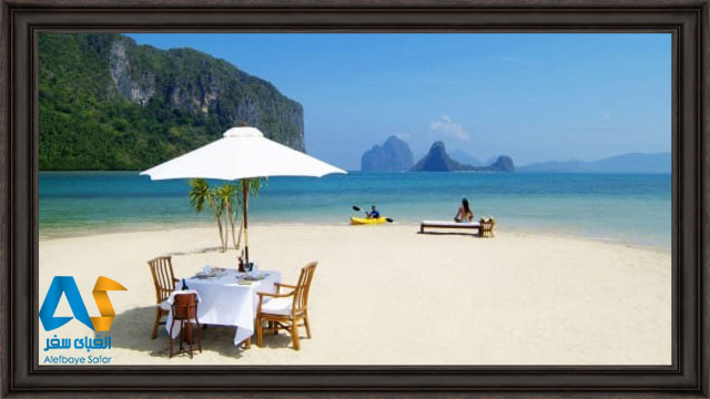 میز و چتر آفتابگیر در ساحل زیبای ال نیدو در فیلیپین