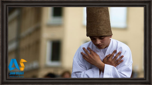 درویش نوجوان در جشنواره سماع دراویش قونیه ترکیه