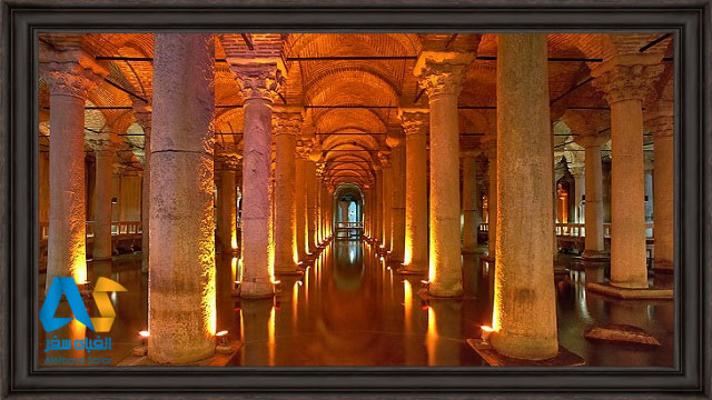 ستون های نورپردازی شده آب انبار باسیلیکا استانبول 