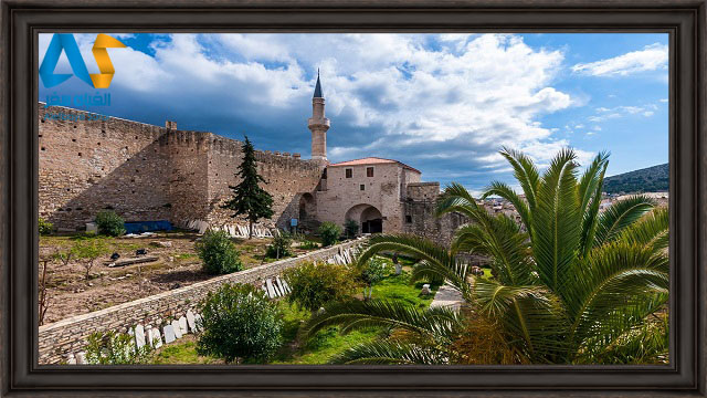 درخت و قلعه قدیمی در شهر چشمه ترکیه