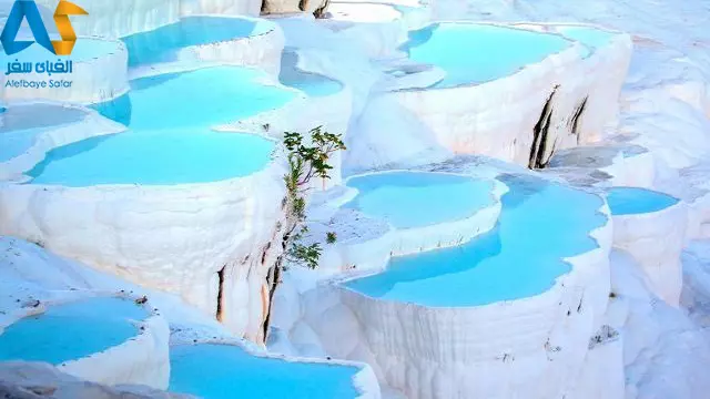 چشمه های سفید آب گرم شهر پاموکاله در ترکیه