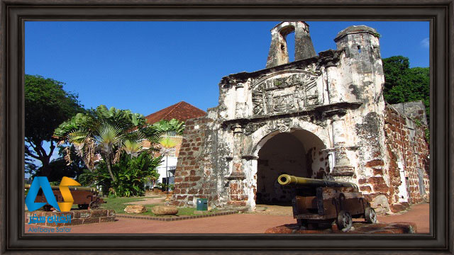 ورودی قلعه فاموسا در مالزی و توپ قدیمی جلوی آن
