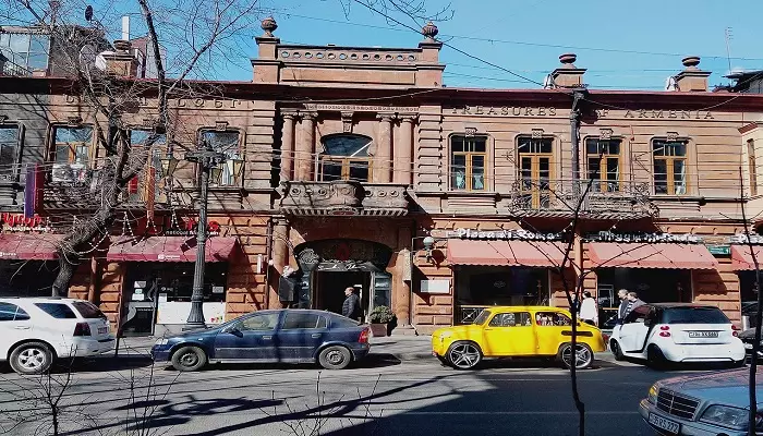 خیابان آبوویان از جاهای دیدنی ایروان در بهار