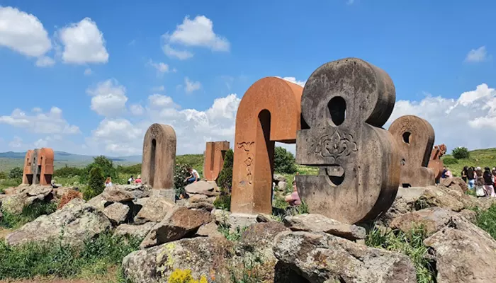 بنای یادبود الفبا از جاهای دیدنی ارمنستان
