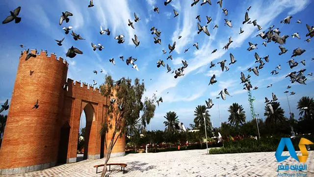 قلعه ساخته شده و دسته پرندگان در مجموعه باغ راه ایرانی کیش