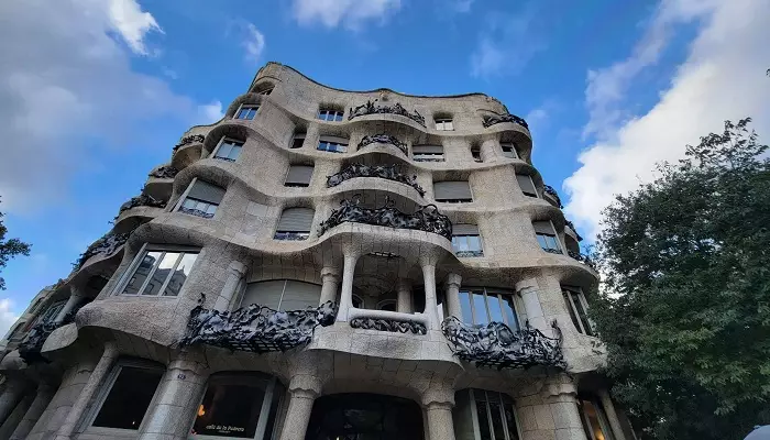 عمارت کازا میلا از جاهای دیدنی اسپانیا