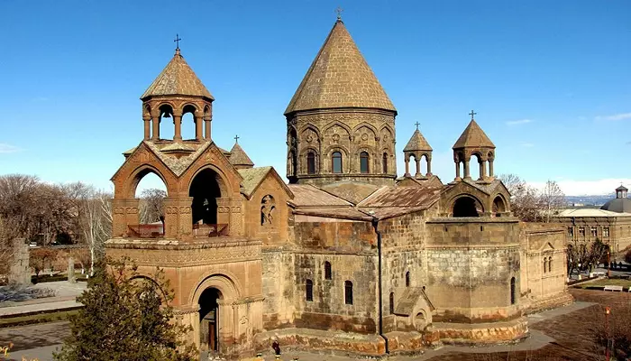 کلیسای جامع اچمیادزین از کلیساهای جامع ارمنستان