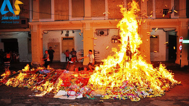 روشن کردن آتش در فستیوال ارواح گرسنه در پنانگ
