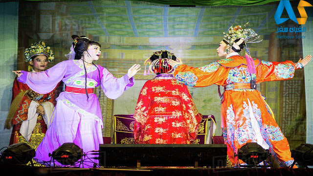 بازیگران در حال اجرای نمایش در جشنواره ارواح گرسنه پنانگ