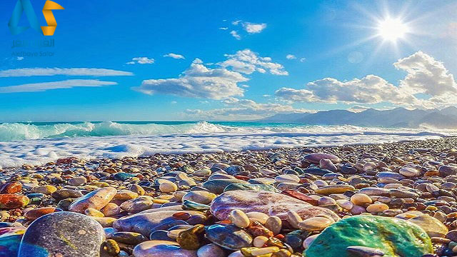سنگ های رنگی در ساحل کنیالتی آنتالیا در ترکیه