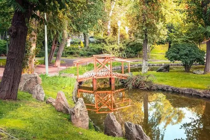 پارک عشاق از جاهای دیدنی ایروان در بهار