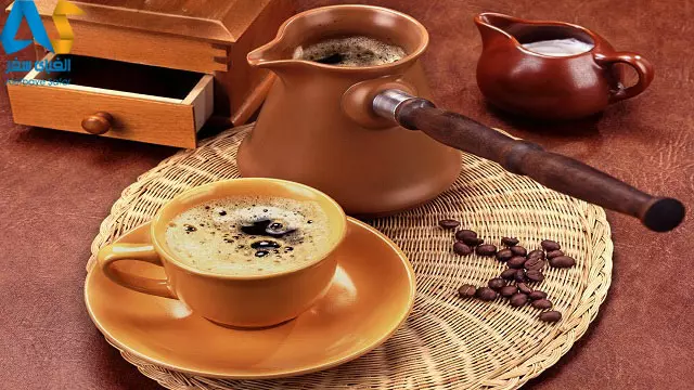 قهوه ترک مننگیک در فنجان قهوه ای و قهوه جوش چند دانه قهوه مننگیک