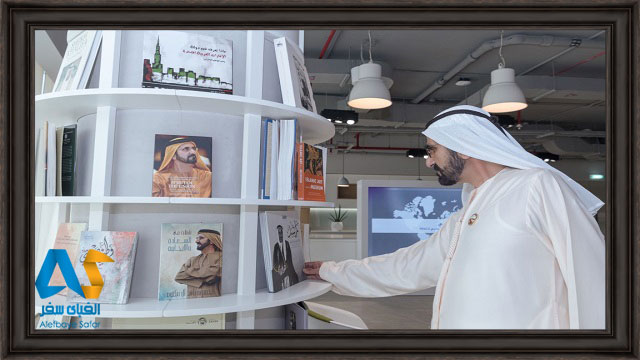 محمد بن رشید در حال بازدید از کتاب های فرهنگی دبی