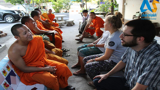 گفتگوی گردشگران با راهب ها در تایلند