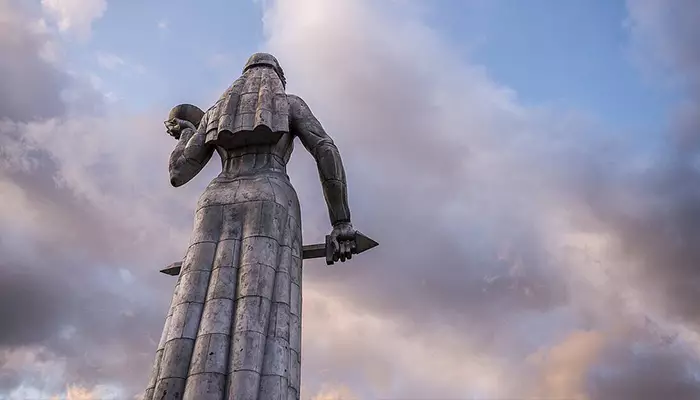 مجسمه مادر مقدرس از جاهای دیدنی تفلیس