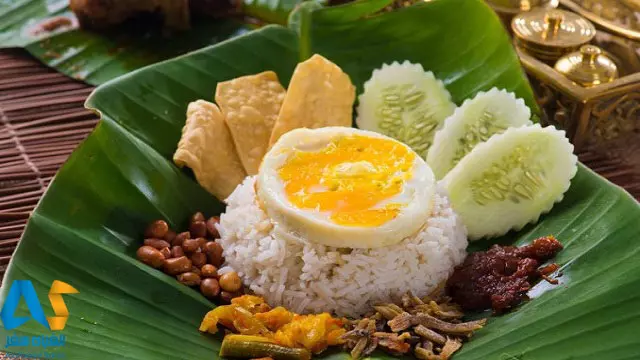 غذای محلی مالایی Nasi-Lemak سرو شده در برگ موز