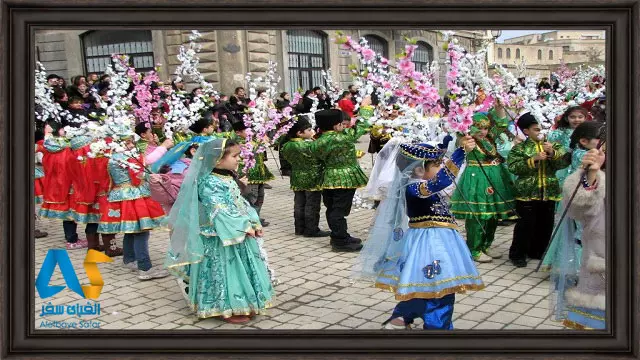 کودکان با لباس محلی در جشن نوروزی در باکو آذربایجان