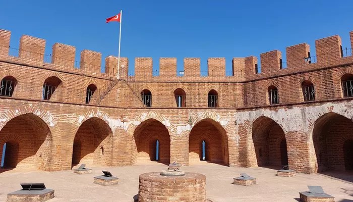 برج سرخ آلانیا ترکیه