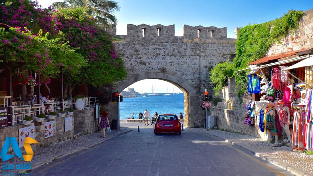 دروازه تاریخی متعلق به قرون وسطی در جزیره رودس یونان