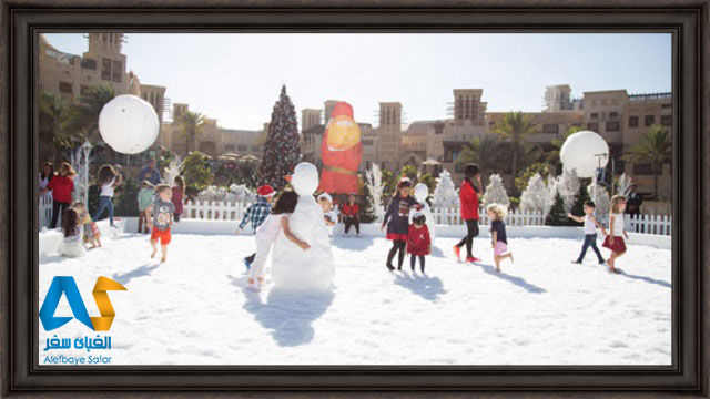 کودکان در حال برف بازی در مجموعه پارک برفی کودکان پالم جمیرا
