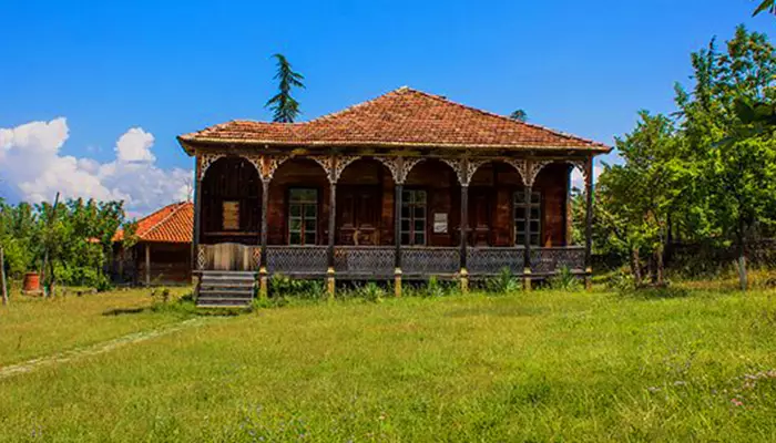 موزه قوم نگاری از جاهای دیدنی تفلیس در بهار