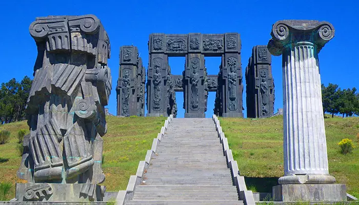 بنای یادبود تاریخ گرجستان در تفلیس