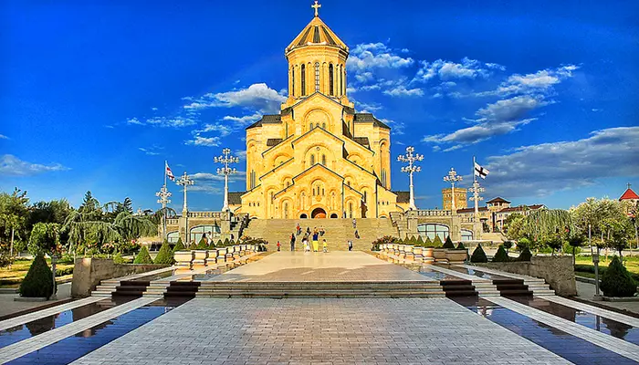 کلیسای جامع تثلیث از بهترین جاهای دیدنی تفلیس