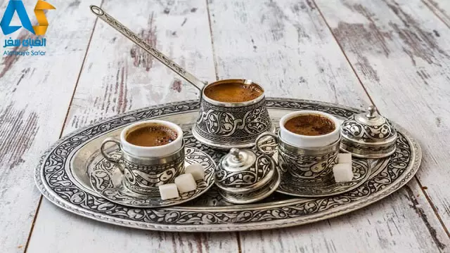 دو فنجان قهوه ترک با ظرف قهوه جوش