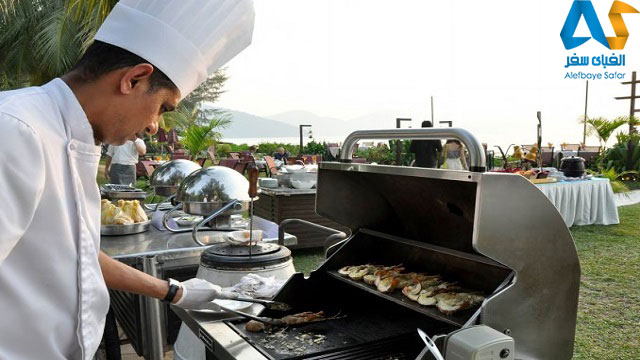 سرآشپز در حال طبخ غذا در ستوران عمو زاك در پنانگ مالزي