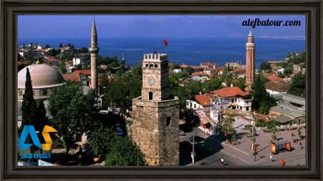 برج ساعت آنتالیا در کنار دریای مدیترانه