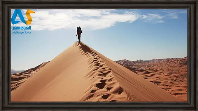 فردی در روی تپه های شنی در بیابان