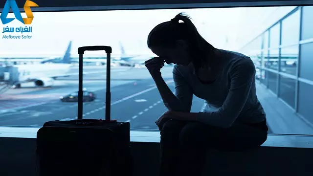 خانم مضطرب در فرودگاه