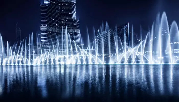 آبنمای دبی در شب