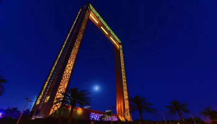 قاب دبی در شب