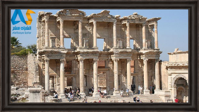 قسمتی از آمفی تئاتر تاریخی افیسوس در شهر چشمه ترکیه