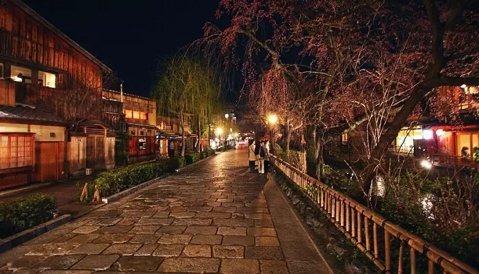 شب گردی در منطقه گیون ژاپن