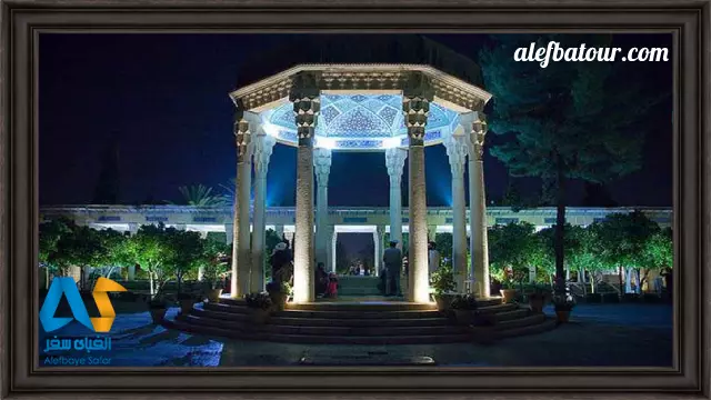 نمایی از آرامگاه حافظ در شب