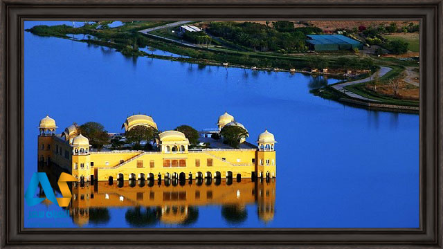 کاخ جال محل قصر روی آب در جیپور هندوستان در وسط آب