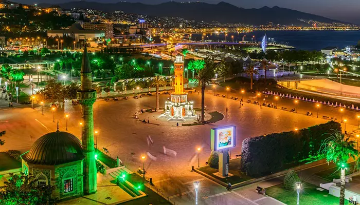 میدان کناک از جاهای دیدنی در ازمیر