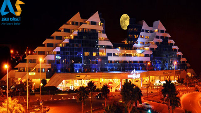 نمای خارجی هتل 5 ستاره پارمیس کیش در شب