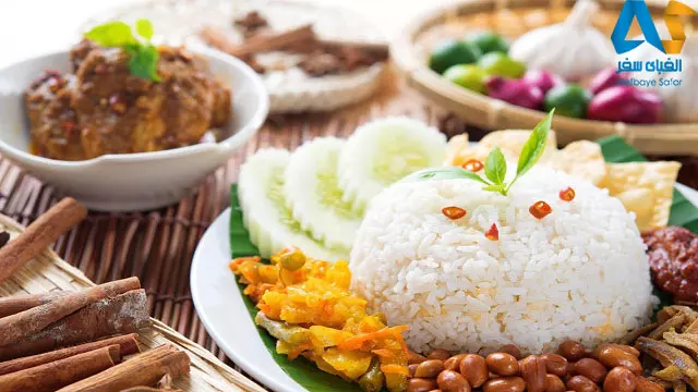 میزی پر از غذا ها و سالاد های محلی لنکاوی