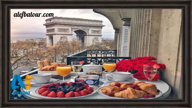 لذت صبحانه در مقابل طاق پیروزی پاریس