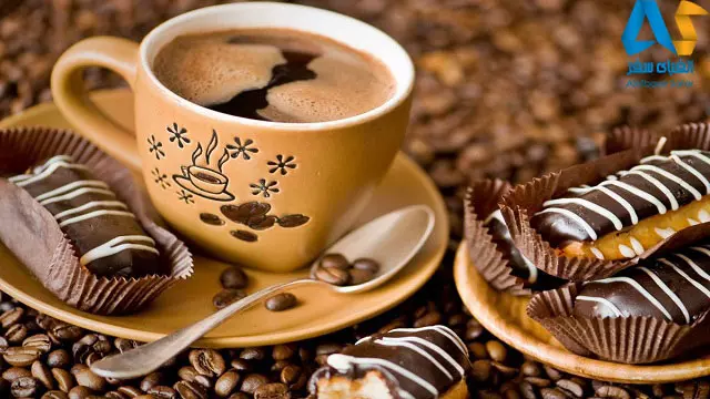 فنجان قهوه ترک و کیک شکلاتی در کنار آن