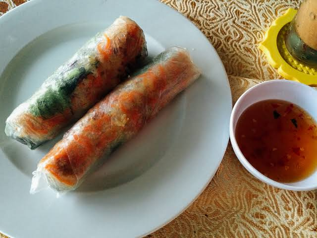 سس ماهی کنار غذاهای سنتی ویتنام