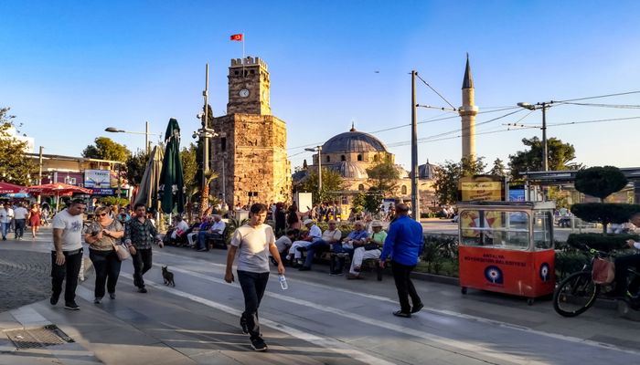 برج ساعت در نزدیکی بازار سنتی آنتالیا