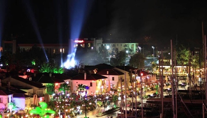 زندگی شبانه در مارماریس مارینا